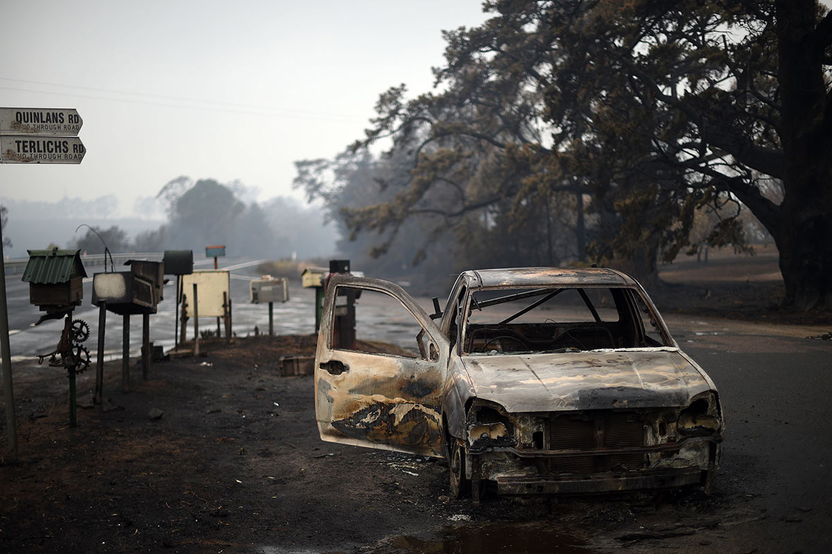 Feuer in Australien - ausgebranntes Auto